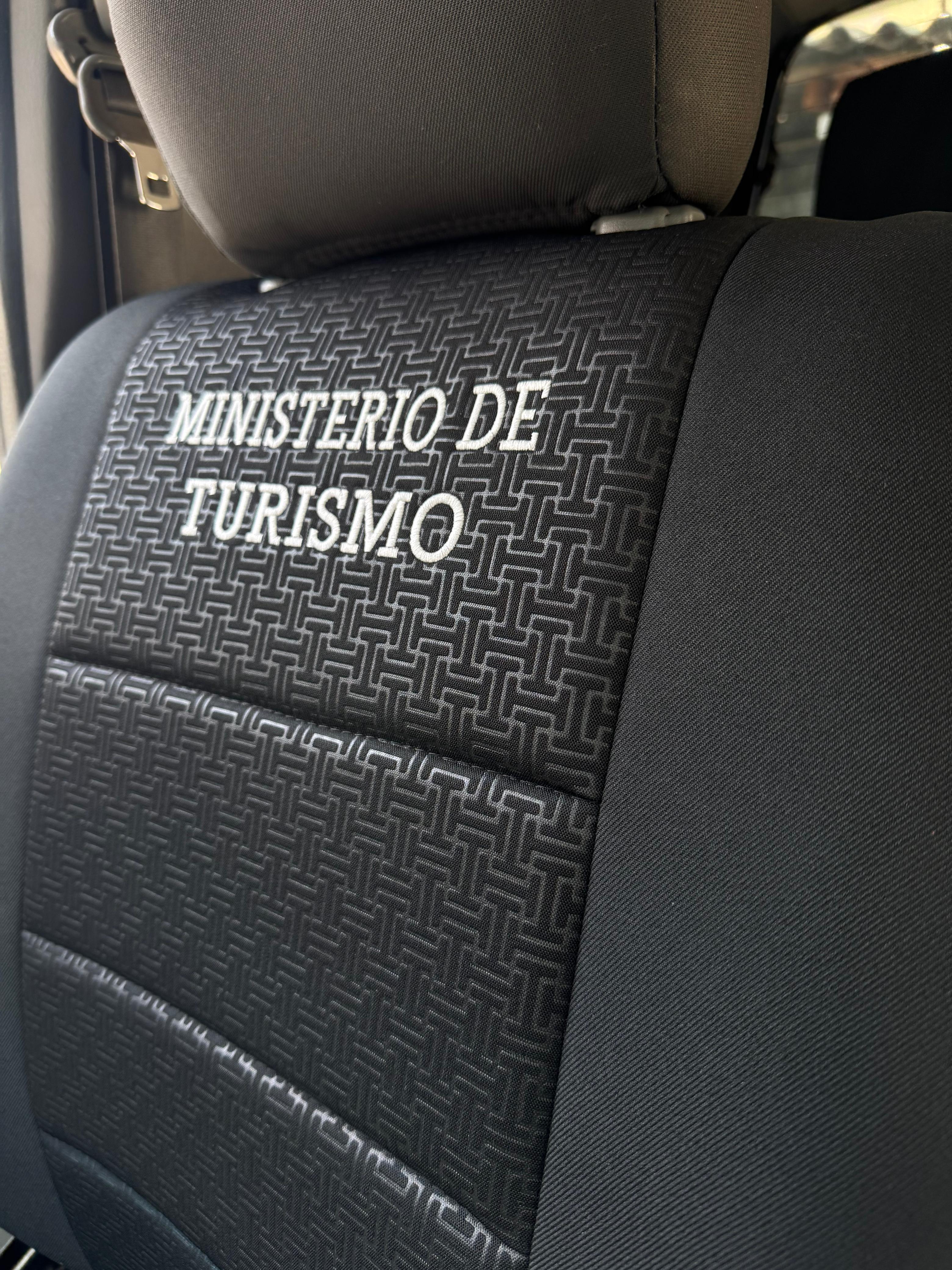 Flota institucional con logo bordado Ministerio de Turismo